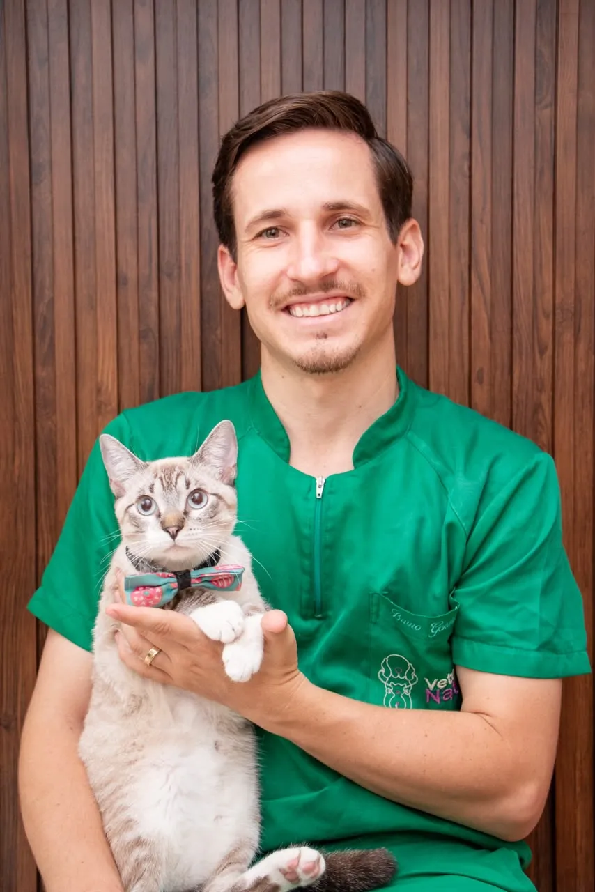 Bruno Gondim, técnico em veterinária, com um gato no colo