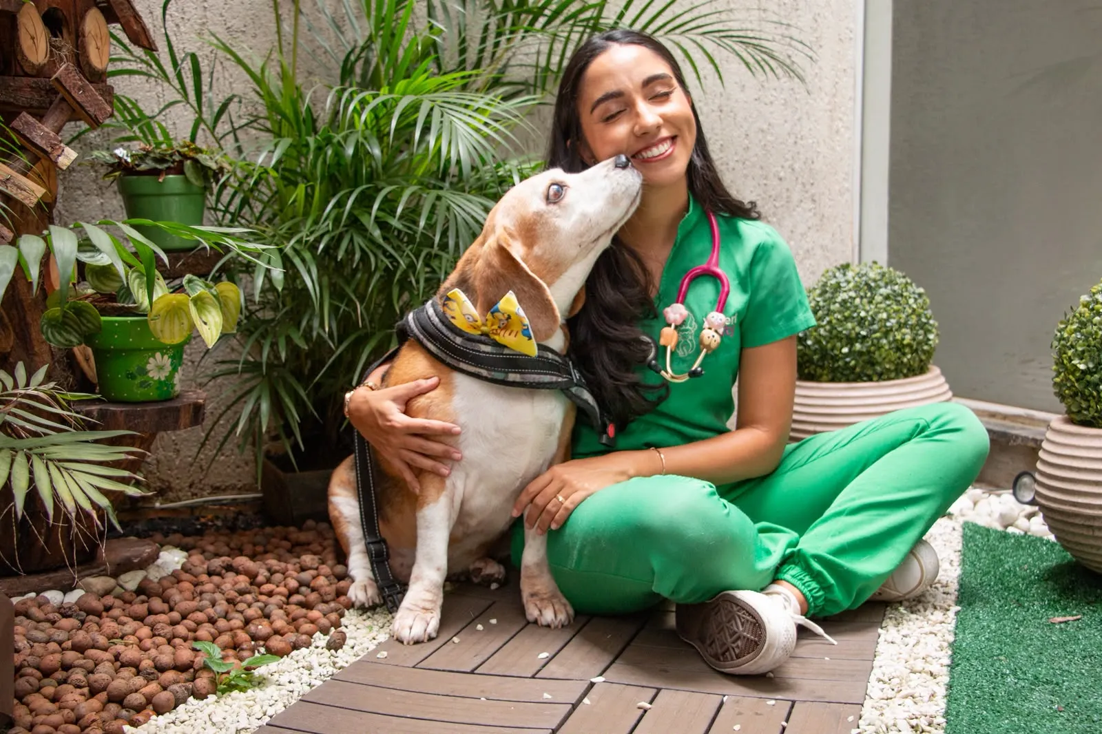 Dra. Natália com um beagle no jardim