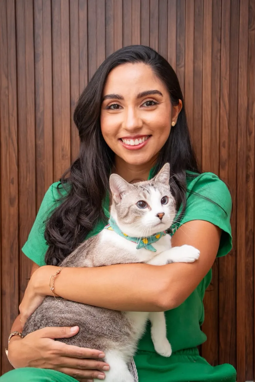 Dra. Natália Gondim, médica-veterinária, com uma gata no colo