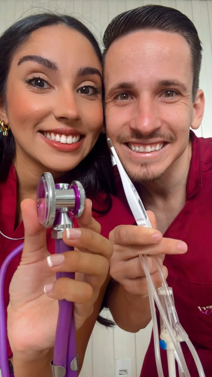 Natália e Bruno Gondim sorrindo com estetoscópio