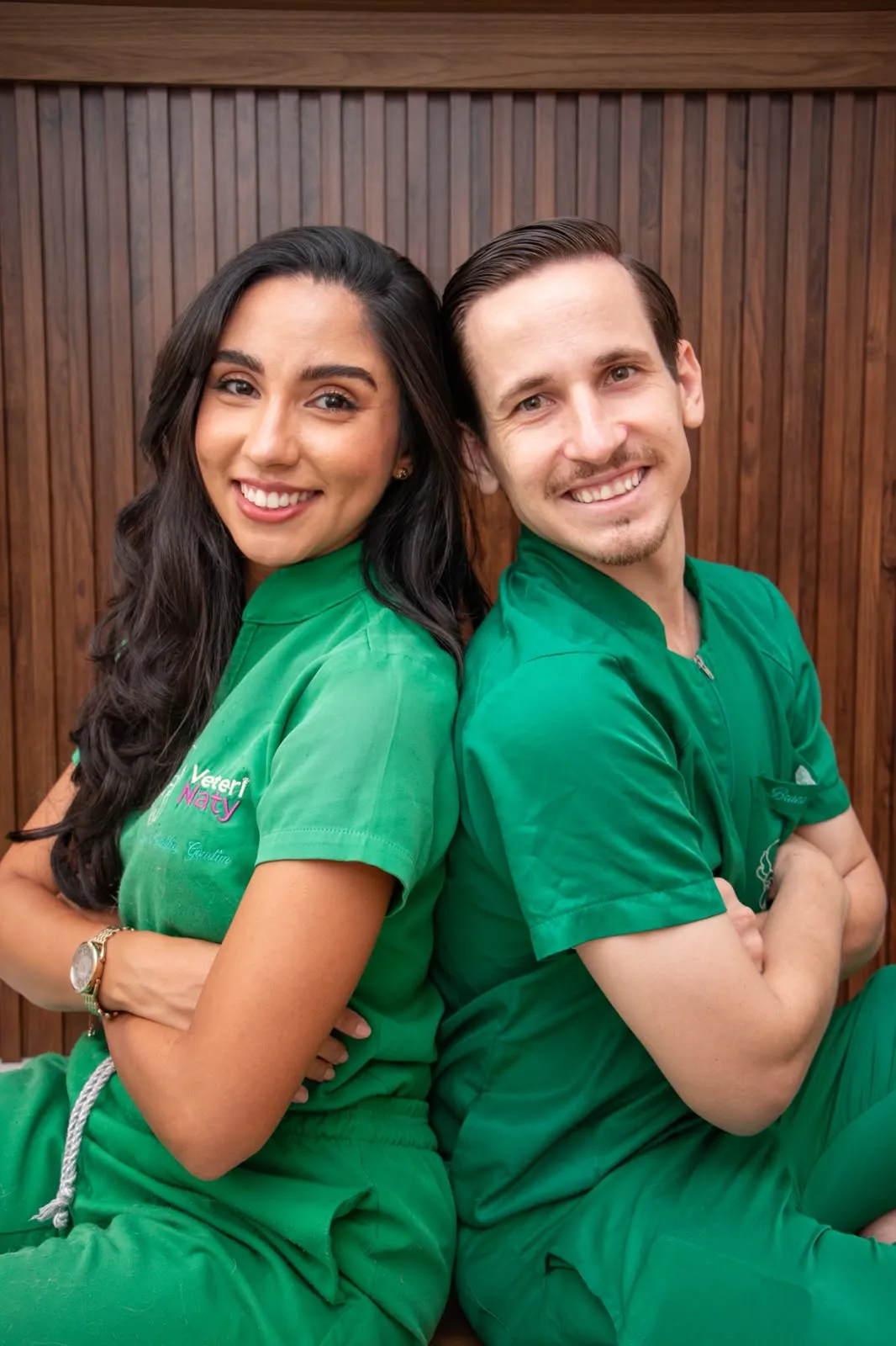 Dra. Natália Gondim e Bruno Gondim, da VeteriNaty, sorrindo de uniforme verde